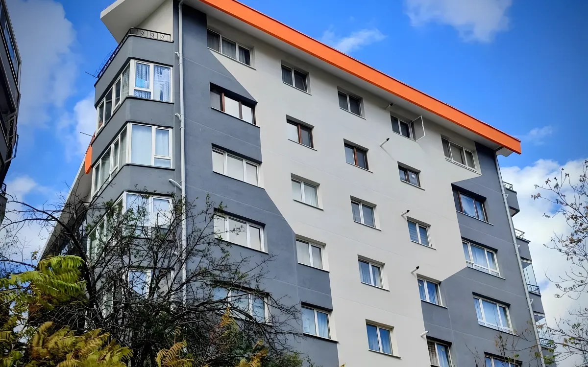 Er-Fa tarafından mantolaması ve dış cephe boyası yapılmış gri-beyaz apartman, Ankara