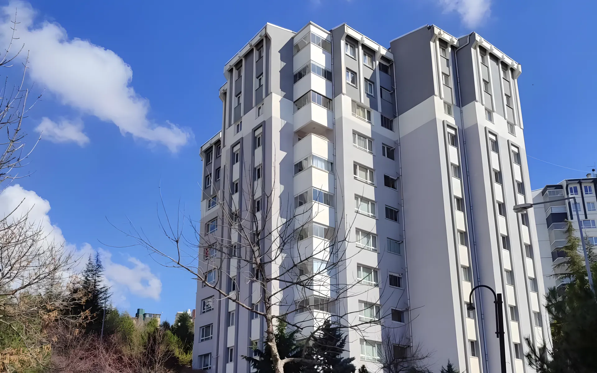 Mantolama ve cephe renklendirmesi tamamlanmış yüksek katlı konut bloğu