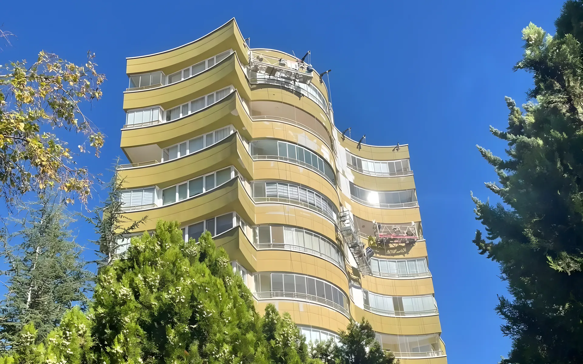 Asma platformla dış cephe mantolama uygulaması yapılan yüksek katlı bina