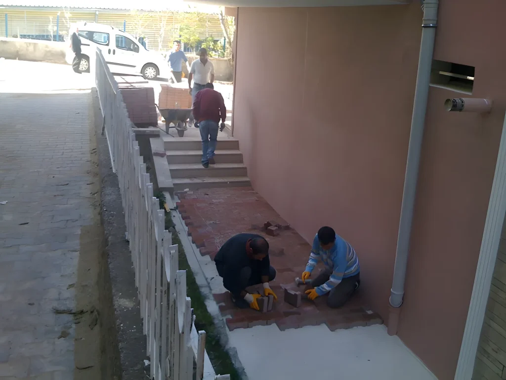 Bina çevresinde karo ve kilit taşı döşeme uygulaması (4)